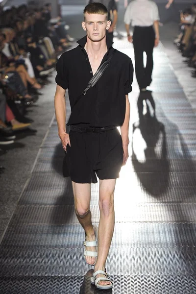 Look 16